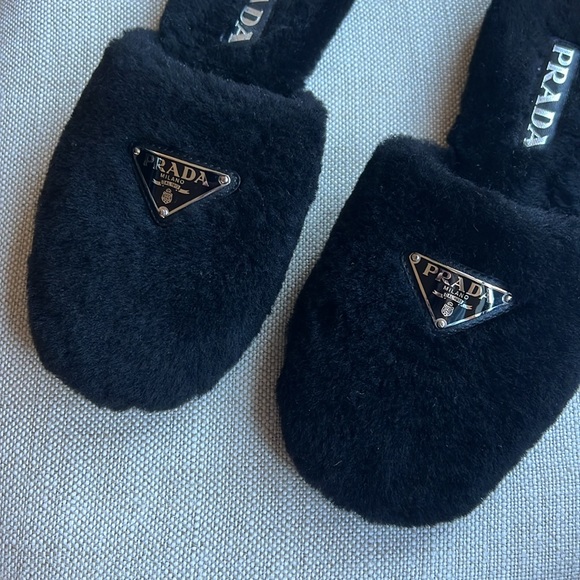 Prada logo plaque shearling slippers - Picture 2 of 9